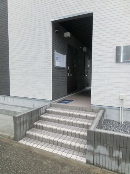 【松戸市常盤平双葉町のアパートのエントランス】