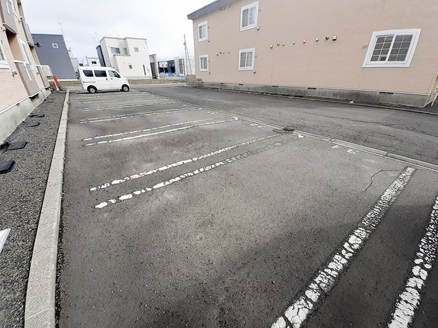 【札幌市東区東雁来十四条のアパートの駐車場】