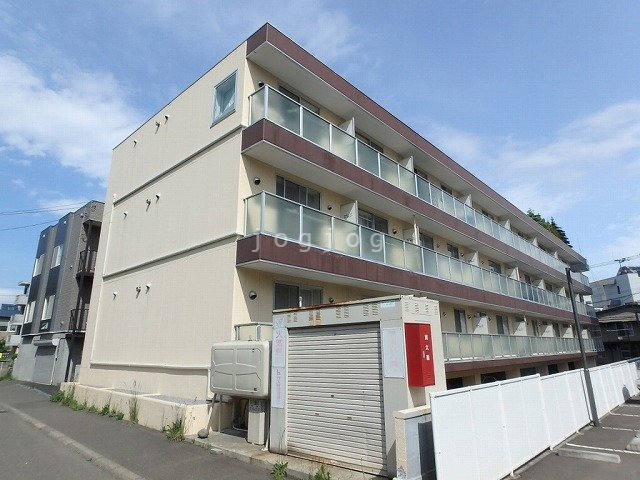 【札幌市白石区南郷通のマンションの建物外観】