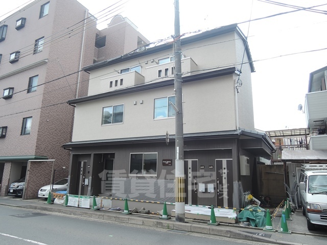 【フォレストメゾン花屋町の建物外観】