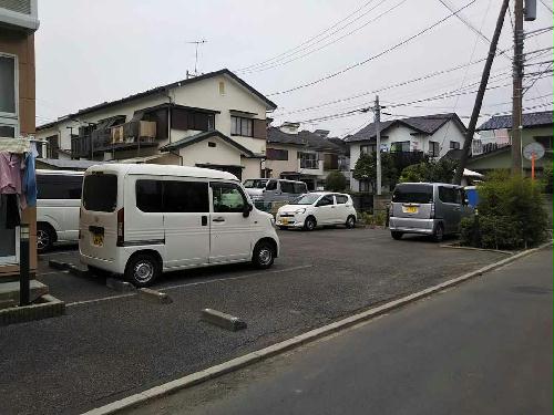 【レオパレスグレイスIIの駐車場】