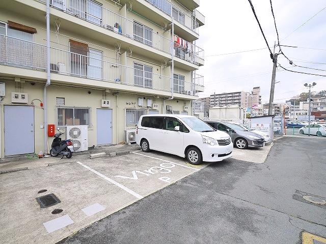 【奈良市富雄元町のマンションの駐車場】