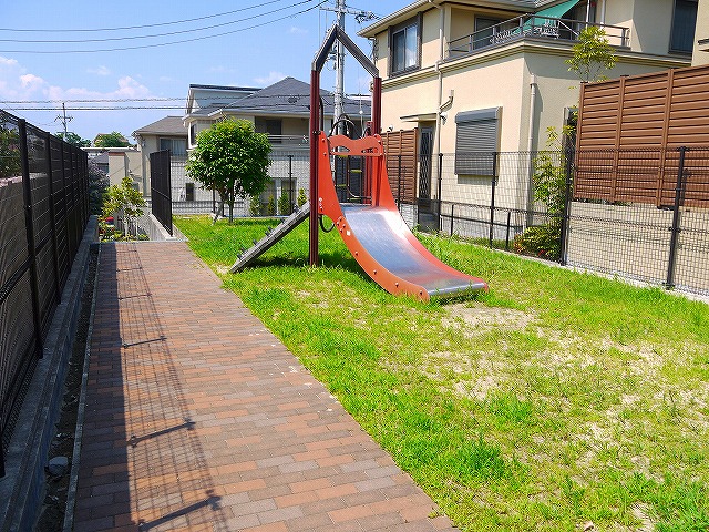 【奈良市富雄元町のマンションの公園】