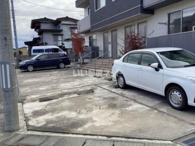 【シャーメゾンサングリュの駐車場】