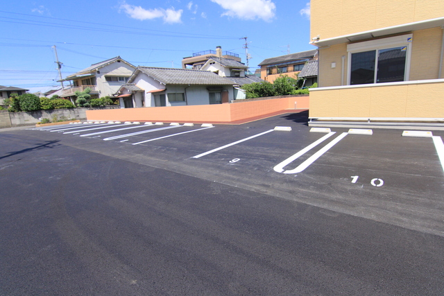 【松山市中村のアパートの駐車場】