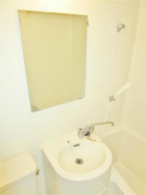 洗面設備　洗面台に鏡あります