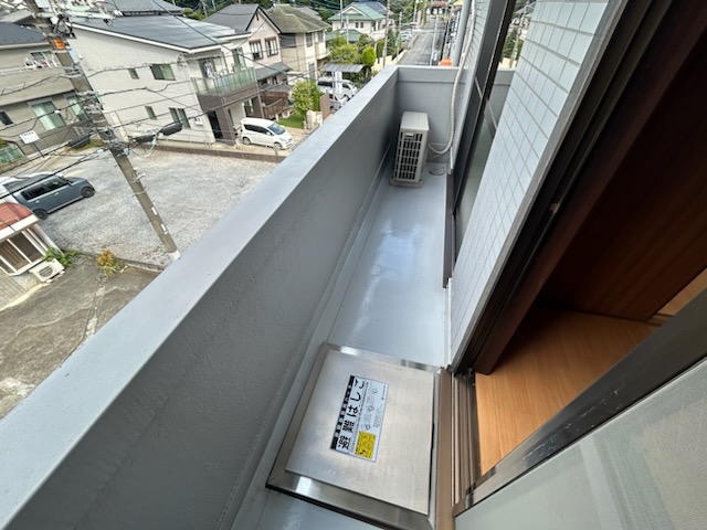 バルコニー　ワイドなバルコニー　　北面と東面に窓