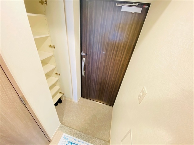 玄関　同一建物内５０８号室内装写真転載
