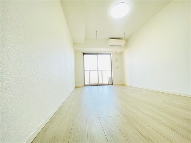 居室・リビング　同一建物内５０８号室内装写真転載