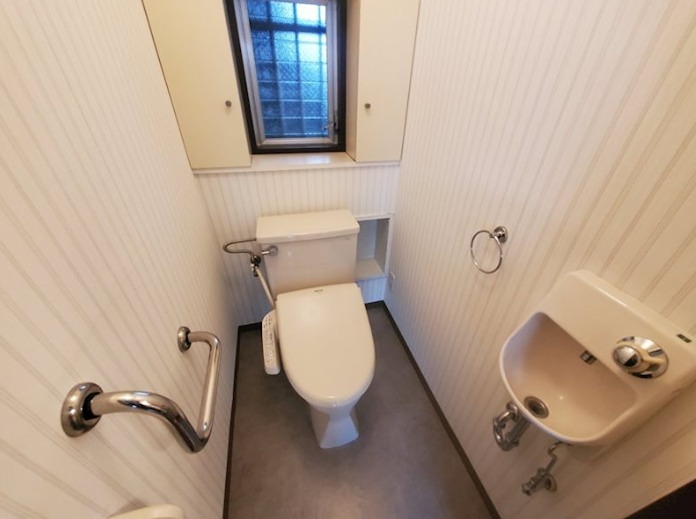 トイレ　温水洗浄便座です。