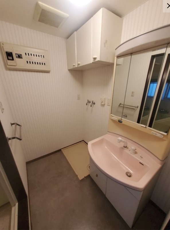 洗面設備　三面鏡付洗面台です。