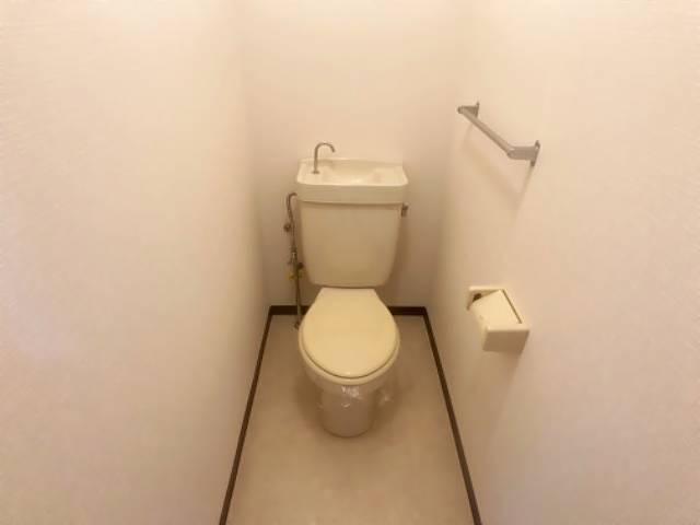 トイレ　バストイレ別です。