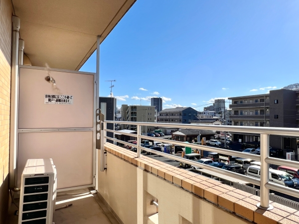 バルコニー　マンションはバルコニーが広いの特徴です。洗濯物干し◎