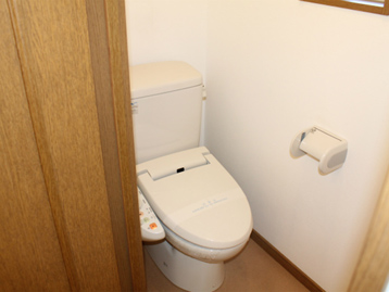 トイレ　温水シャワー付きトイレでいつでも快適。同タイプ別部屋の写真