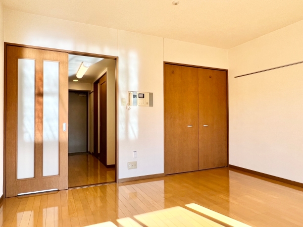 その他部屋・スペース　白色系のリビングで清潔なイメージ。家具選びが楽しめます。