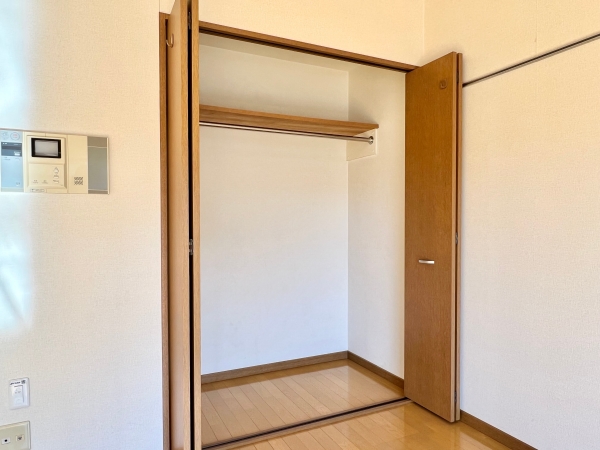 収納　パイプハンガーが設置されてます。コートやスーツ、洋服の収納◎