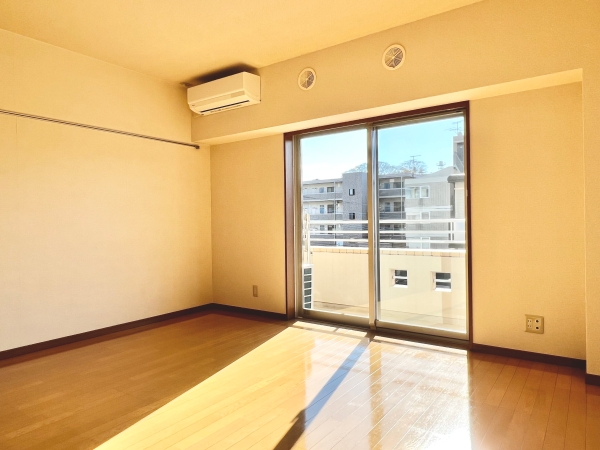 居室・リビング　角部屋の為　側面にも窓があり明るい室内です。