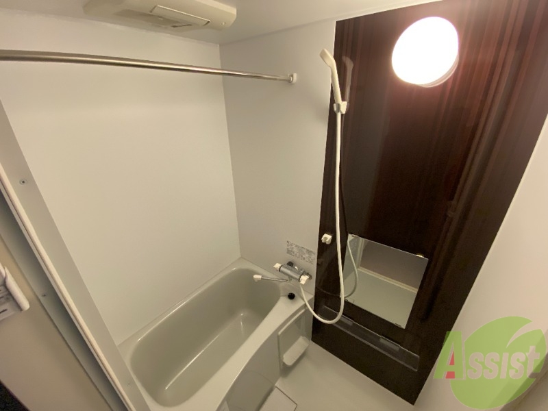バス・シャワールーム　浴室になります。お風呂で疲れを癒してくださいませ。