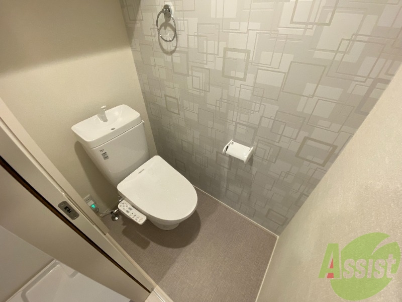 トイレ　トイレになります。温水洗浄がついているので快適ですね。