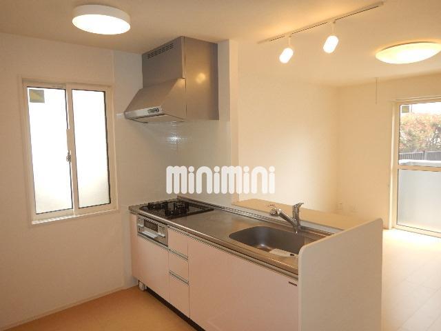 キッチン　写真は１０１号室参照。カウンターは反転タイプになります。