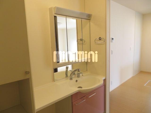 洗面設備　写真は１０１号室参照。カウンターは反転タイプになります。