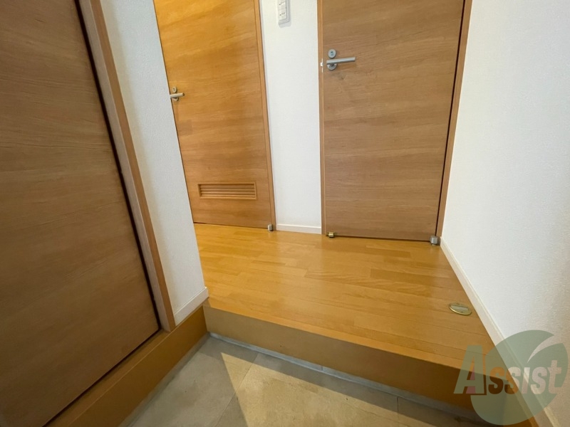 玄関　玄関から撮影しました。敷居が高くなくて安心ですね。