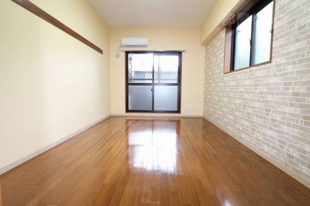 居室・リビング　角部屋で日当り良好です　※１０１号の写真です