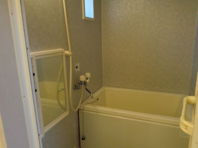 バス・シャワールーム　バスルーム小窓付いてて換気に良さそうですね。