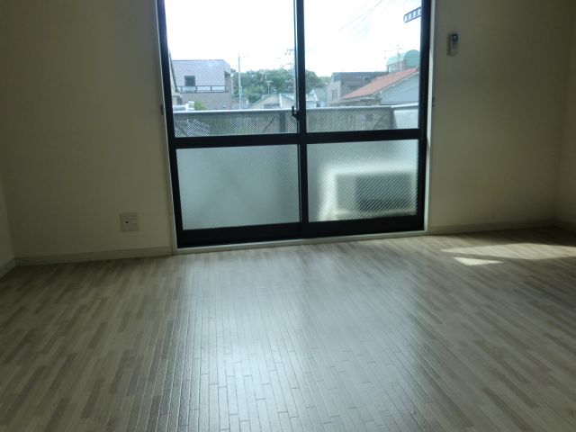 駐車場　綺麗なフローリングが広がる洋室です。