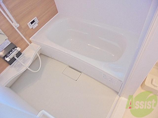 バス・シャワールーム　こちらの広々としたお風呂で一日の疲れを癒してくださいね。