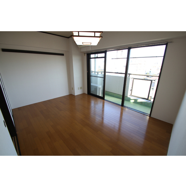 居室・リビング　（内装写真は全て６０２号室です）