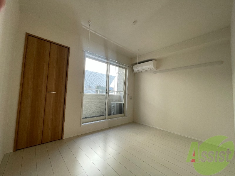 居室・リビング　日中は、電気をつけなくても過ごせそうですね。