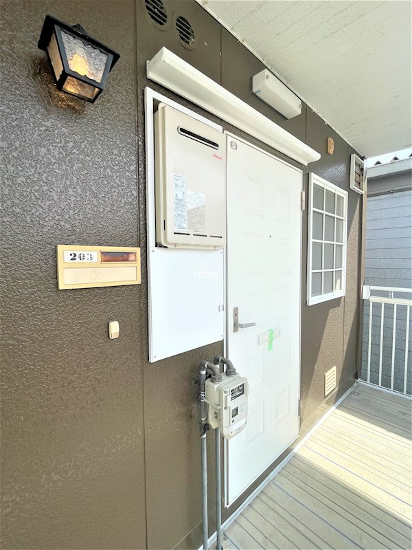 エントランス　玄関を外から。屋根があるので雨の日も濡れません。