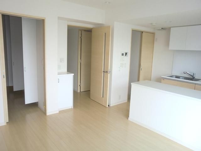 居室・リビング　★南向きで日当たりのよいリビングスペースです★