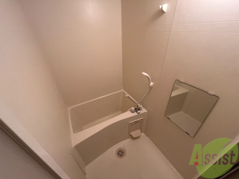 バス・シャワールーム　浴室はこちらのユニットバスです。一日の疲れを癒しましょう。