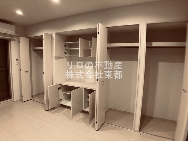 収納　壁一面に収納があるので、収納力たっぷりあります。