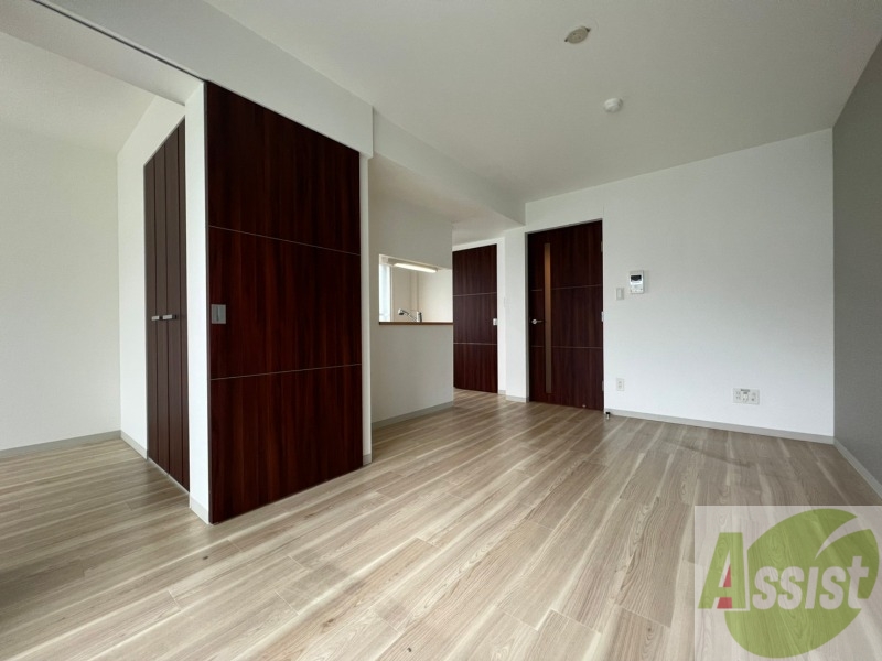 居室・リビング　白さが清潔感を出してくれます。お部屋も明るいですね。