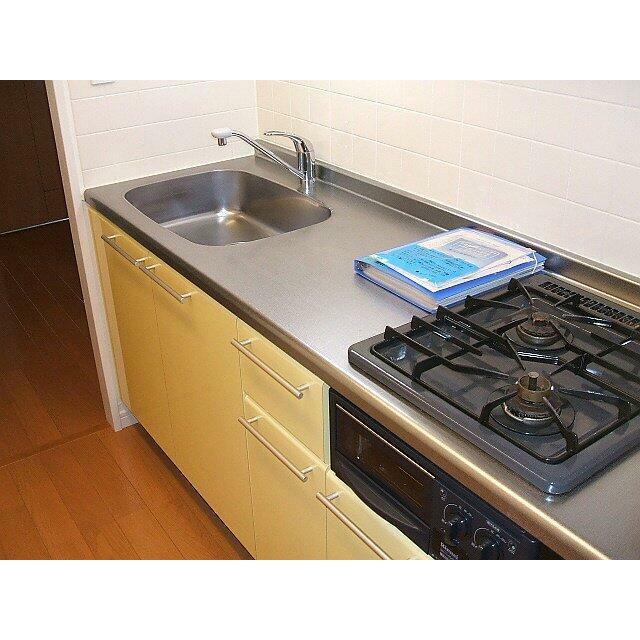 キッチン　システムキッチン（２口ガスコンロ・グリル付き）