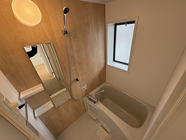 バス・シャワールーム　給湯式バスルーム　喚起窓付