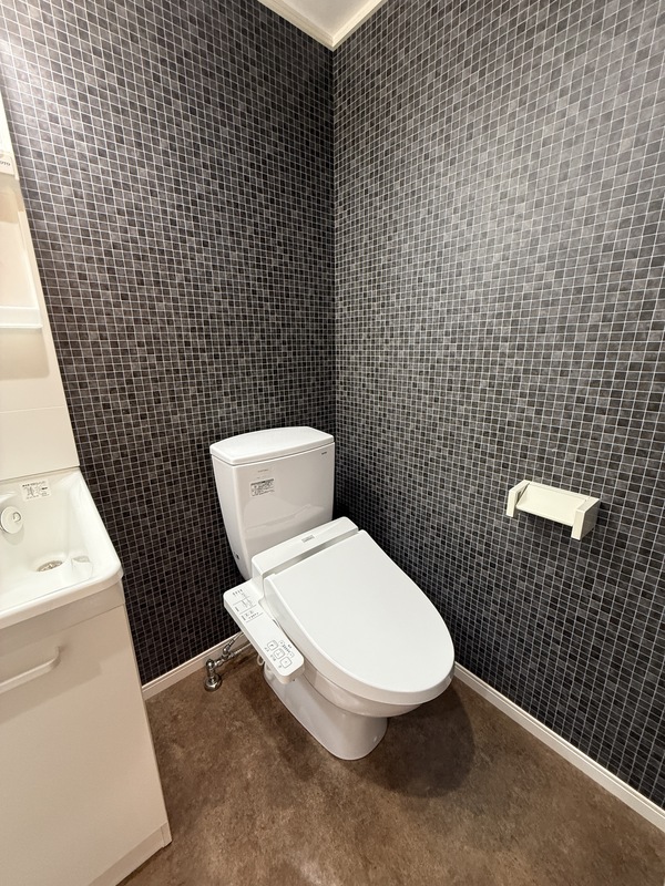 トイレ　写真は反転タイプ（実際の部屋とは異なります。現況を優先）