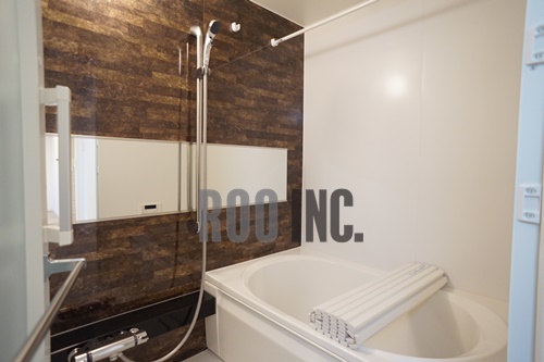 バス・シャワールーム　追焚付きのバスルームです。大きなシャワーヘッドがおしゃれです