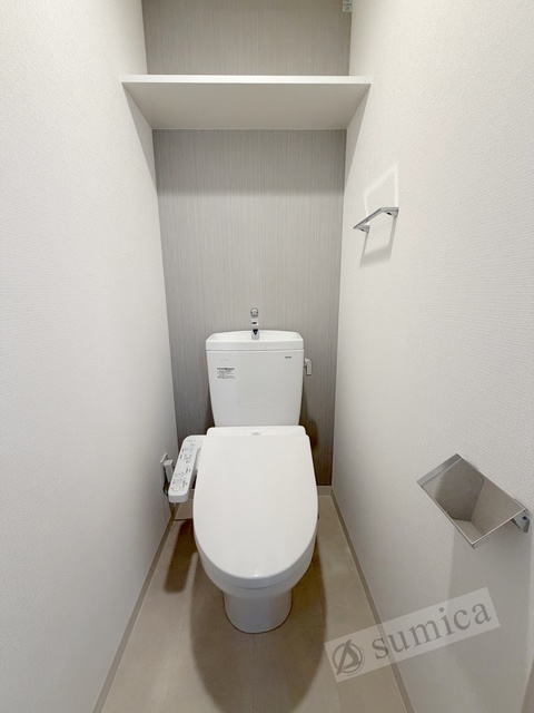 トイレ　人気アイテムの温水洗浄便座。清潔感のあるトイレです。