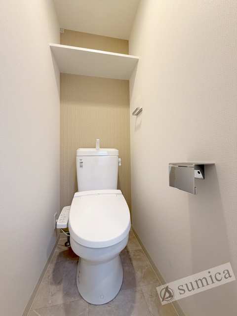 トイレ　人気アイテムの温水洗浄便座。清潔感のあるトイレです。