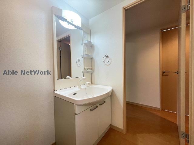 洗面設備　※同物件別部屋の写真です。