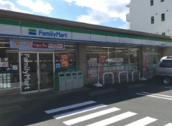 コンビニ　ファミリーマート横浜東高校前店（コンビニ）まで284m