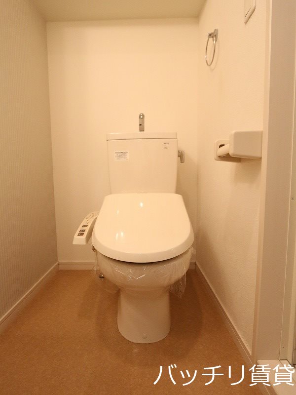 トイレ　別号室タイプの為、現状を優先致します。