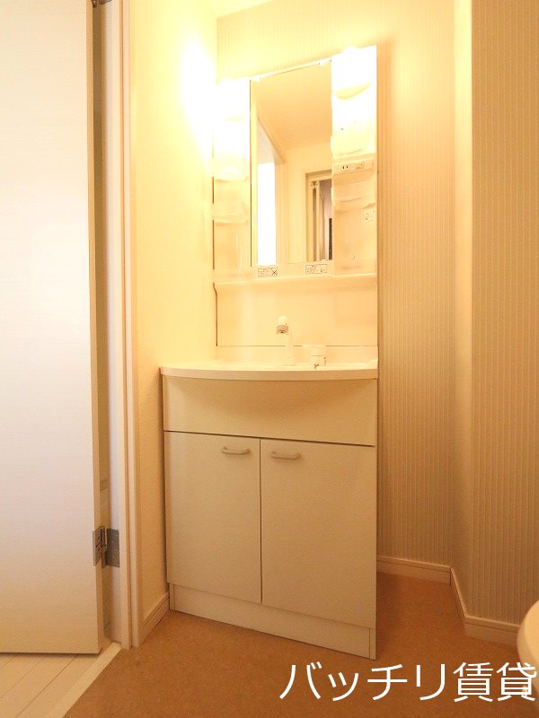 洗面設備　別号室タイプの為、現状を優先致します。