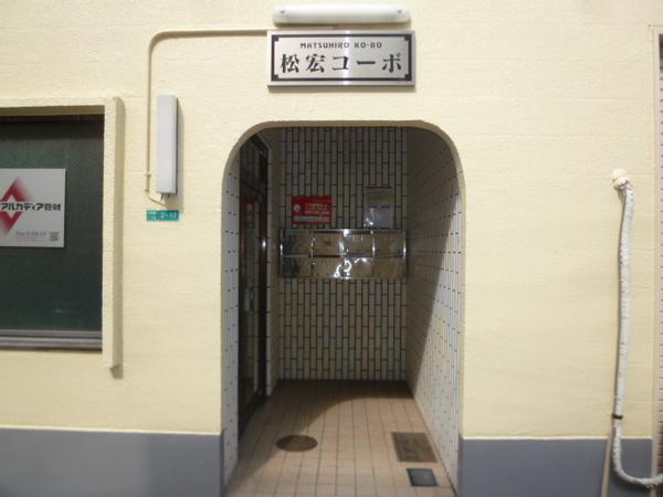 エントランス　カチっとしたエントランスです。