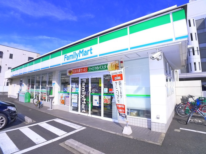 コンビニ　ファミリーマート（コンビニ）まで400m