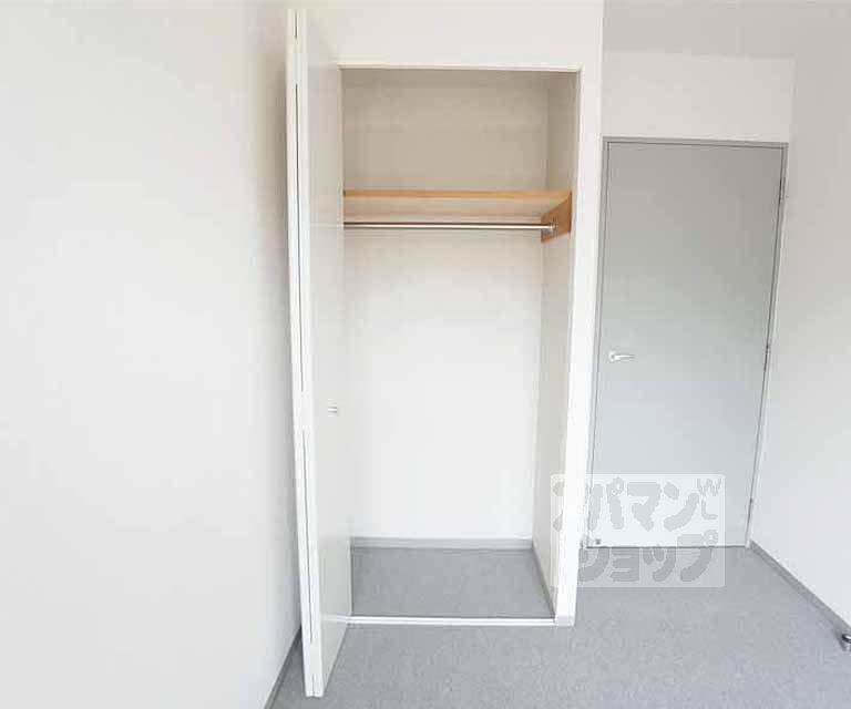 トイレ　トイレにも収納が備え付けられています